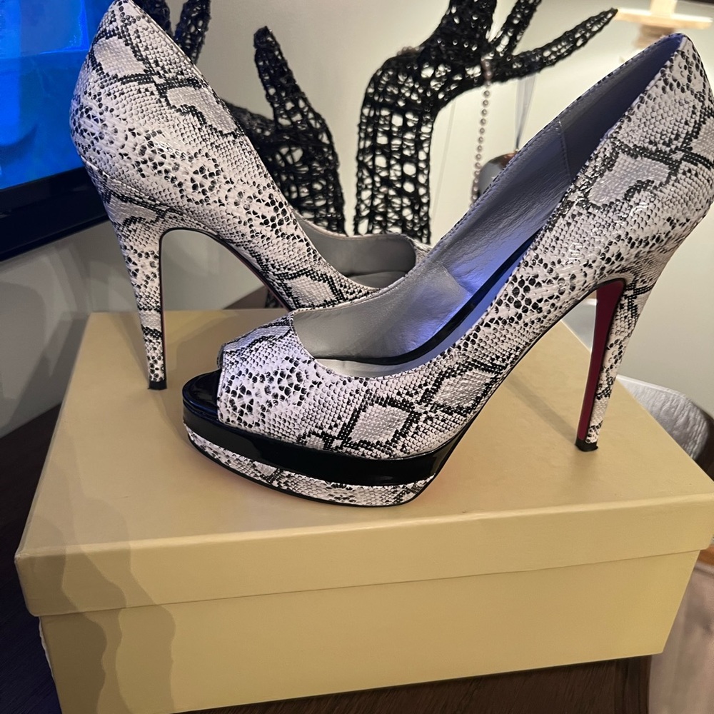 Shoes: Signature Sole by Shoe Dazzle